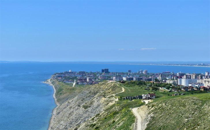 панорамный вид на побережье и город