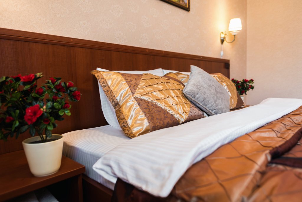 Well hotel отель. Well House Волгоград. Well House Волгоград гостиница. Велл Хаус отель в Волгограде. Рест Хаус отель Волгоград