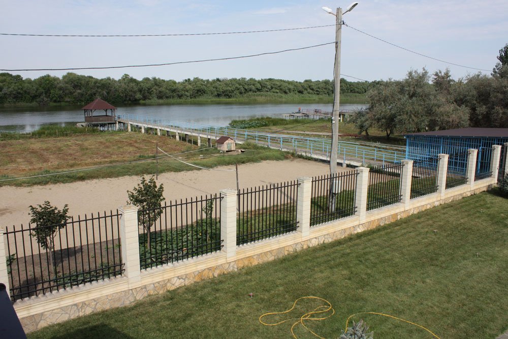 Село затон астраханская область. Село Затон Камызякский район. Село Затон Камызякский район Астраханской области. Резиденция босс Астрахань база. Резиденция босс Затон Астраханская область.