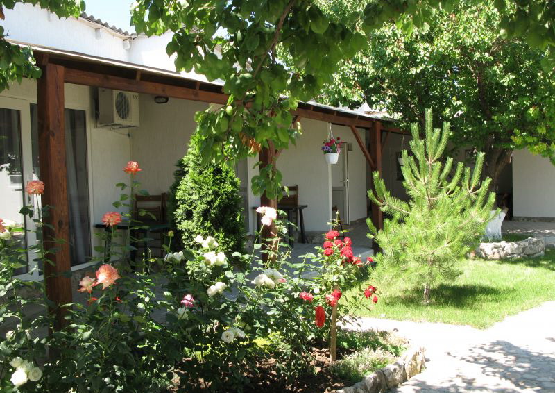 "Эльва" гостевой дом в п. Оленевка (Черноморское) - фото 1