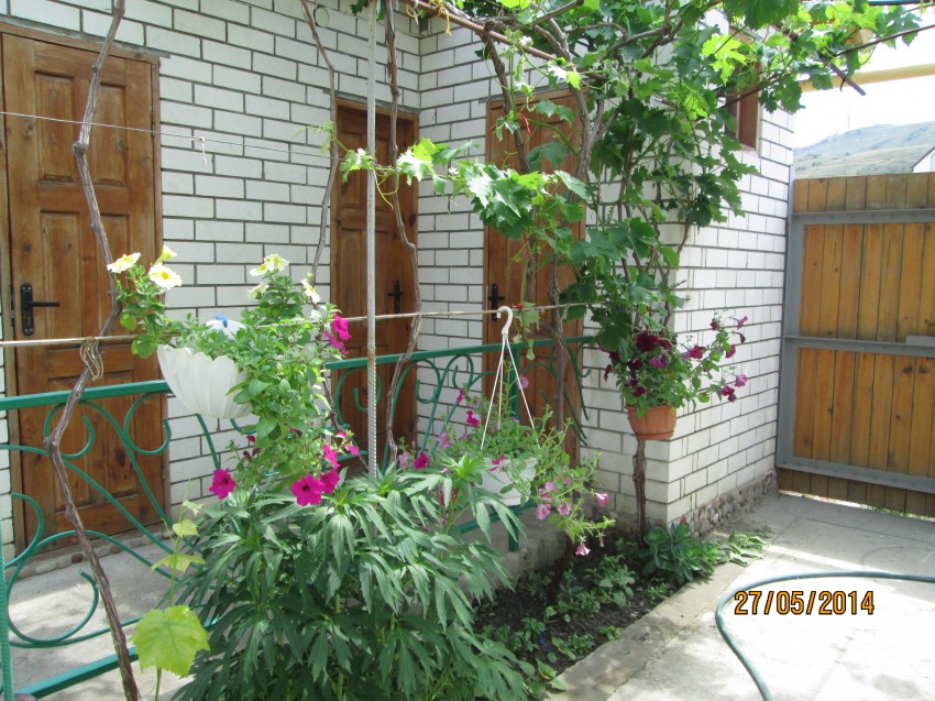 "Номера на даче" гостевой дом в п. Орджоникидзе (Феодосия) - фото 1