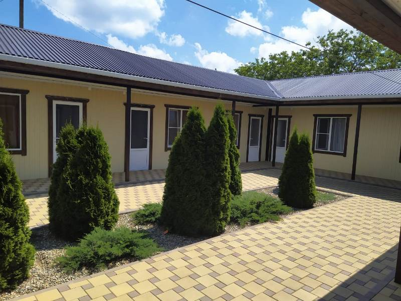 отдых в кучугурах 2024 у моря. песчаный пляж кучугуры. бунгало на берегу азовского моря. мини отель райский уголок кучугуры. пляж кучугуры азовское море.