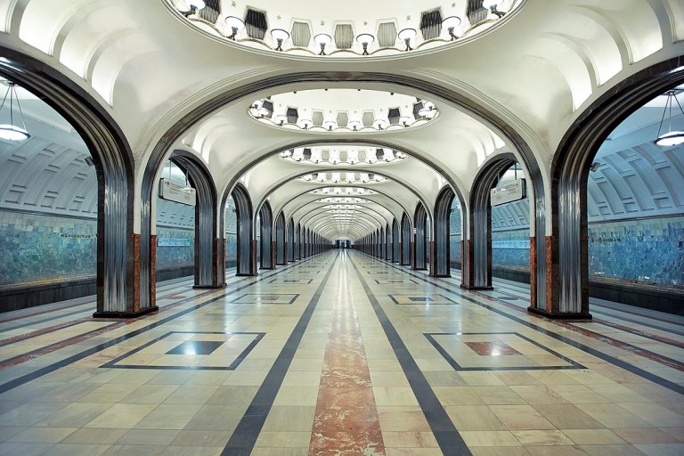 1080px-Московское_метро._Станция_Маяковская.jpg