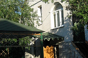 Гостевые дома Орджоникидзе с бассейном, "На Морской" с бассейном - фото