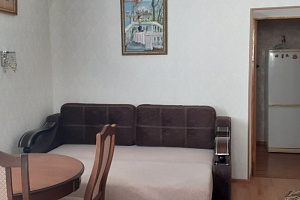 Отели Орджоникидзе с бассейном, 2х-комнатная Нахимова 13 с бассейном - раннее бронирование