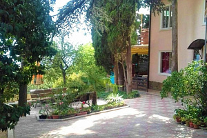 Частный сектор Алупки у моря, 
