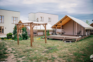 Гостевые дома Оленевки с бассейном, "Buhta-Guru" с бассейном - фото