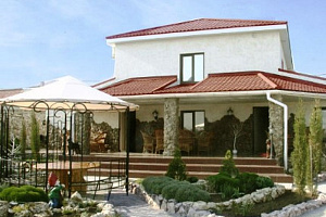 Дома Оленевки с бассейном, "Камелот" с бассейном - фото