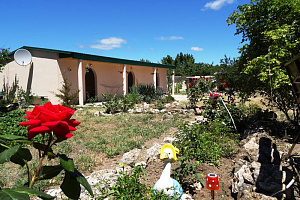 Гостевые дома Оленевки с бассейном, "Хижина дяди Вовы" с бассейном - фото
