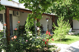 Гостевые дома Оленевки с бассейном, "Эльва" с бассейном - фото