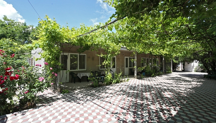 Гостевой дом Комарова 31 в Береговом (Феодосия) - фото 1