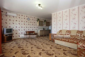Отели Орджоникидзе с бассейном, 5-комнатный Больничный 19 с бассейном - забронировать