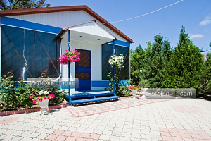 Гостевые дома Орджоникидзе с бассейном, "Волна" с бассейном - фото