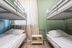 Спальное место на двухъярусной кровати в общем номере для мужчин